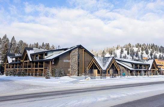 Forest Park Hotel exterior view with mountains in background